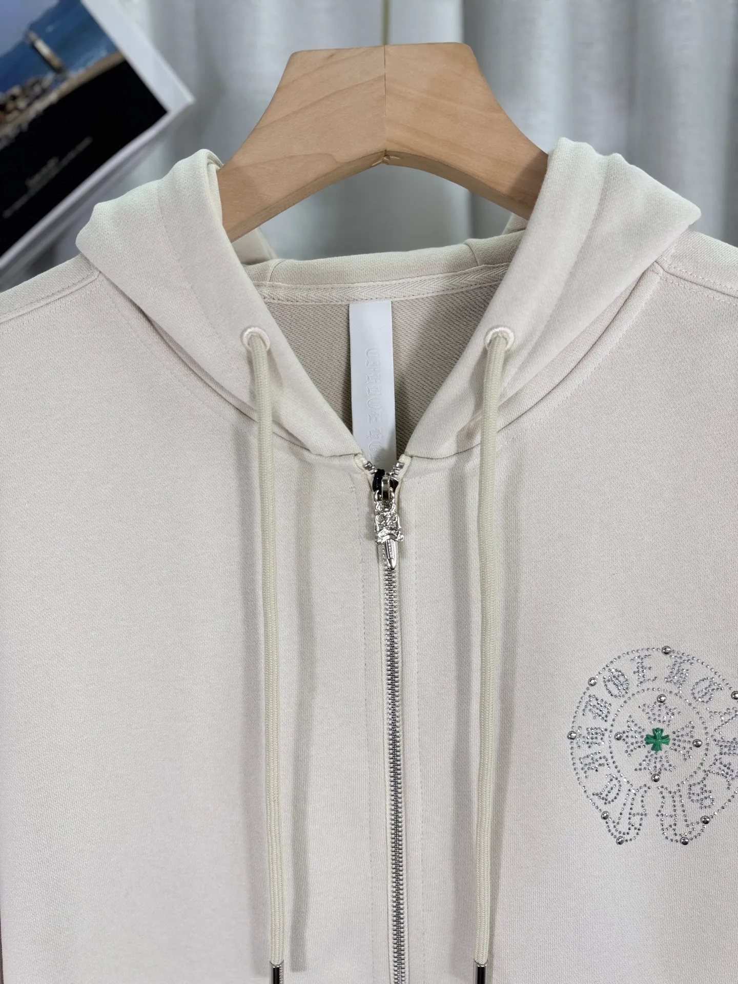 P350 top version, real shot without P, ​​different from market currency) 𝗖𝗵𝗿𝗼𝗺𝗲 𝗛𝗲𝗮𝗿𝘁𝘀/Cro Heart 2025 Washable Watercolor Diamond Paste Autumn and Winter New Original Single Counter American Laser Diamond 3D Three-dimensional Color Embroidery Couple Casual Cardigan Sweatshirt 👑The highest version! Customized fabric 480g tripe terry fabric! American acid-washed and distressed original fabric, laser-burned pattern ✟Colored diamond hardware stickers, exquisite embroidery of letters! The best-selling model in the counter, very comfortable to wear. Accessories: original molded and authenticated collar label➕100% silk wash label. Genuine purchase-grade original hangtag➕matching hanging rope➕3D hanging beads➕original packaging bag. Craftsmanship: The original version has consistent wiring! The highest version of the armhole matching technique! Color: Apricot Black Size: S M L XL Style Number: 25-322
